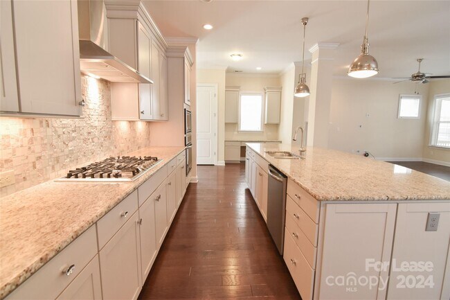 Foto del edificio - 4909 Providence Country Club Dr