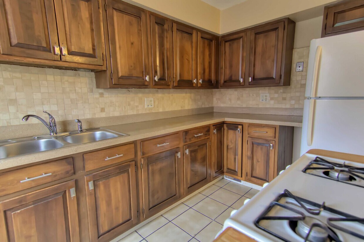 Primary Photo - Nice 2 bed 1 bath home with partially fini...