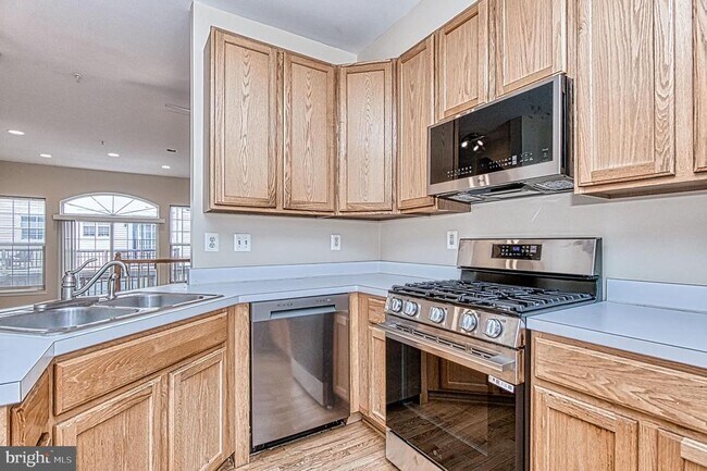 Building Photo - 5832 Cowling Ct