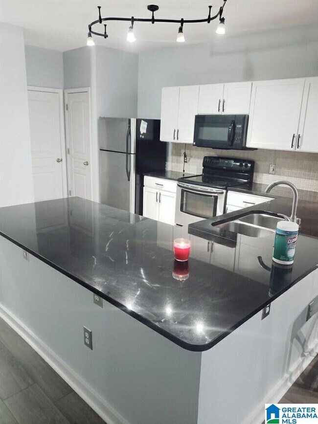 Building Photo - 401 20th St S