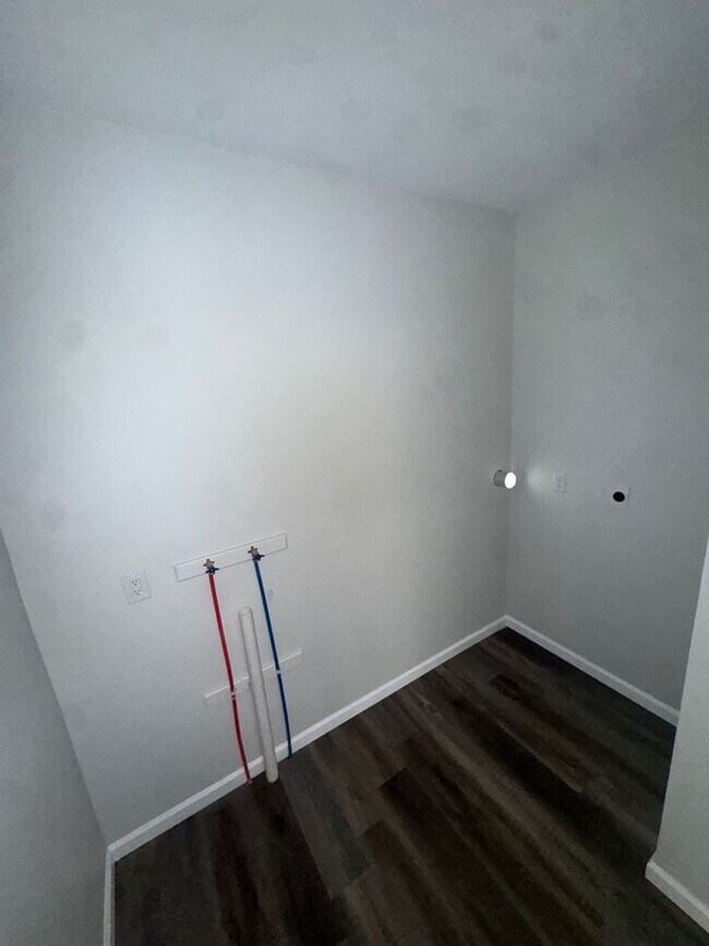 Building Photo - Charming 4-Bedroom Property in Prime Location