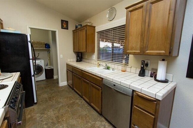 Building Photo - 6044 E Illinois Ave