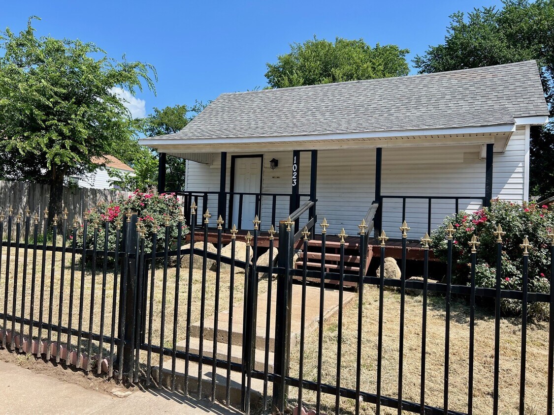 Foto principal - 1023 E Haskell St