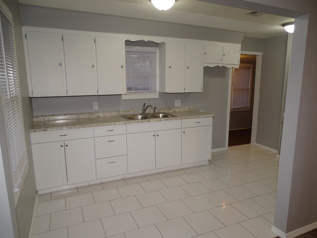 Foto del edificio - 1039 Valley Dr