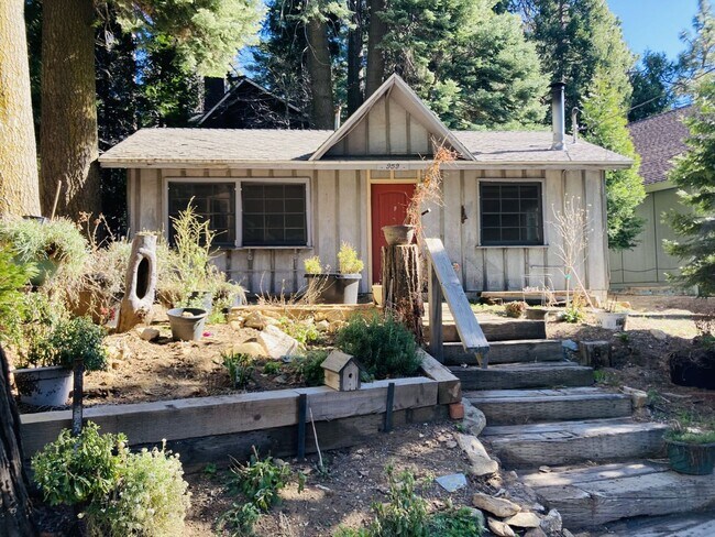 Building Photo - Charming Cottage