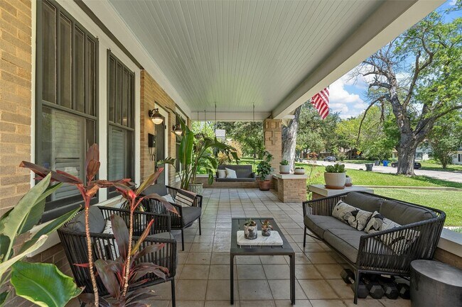 Foto del edificio - 3 Bedroom 2.5 Bathroom Home w/ 1 Bedroom 1 Bathroom Guest House & Pool!!