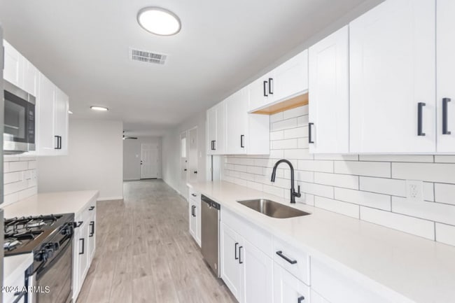 Foto del edificio - 3011 Pine Tree Dr