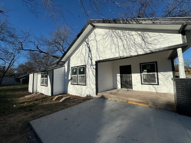 Building Photo - Newly remodeled 3 bedroom 2 bath across from Park!