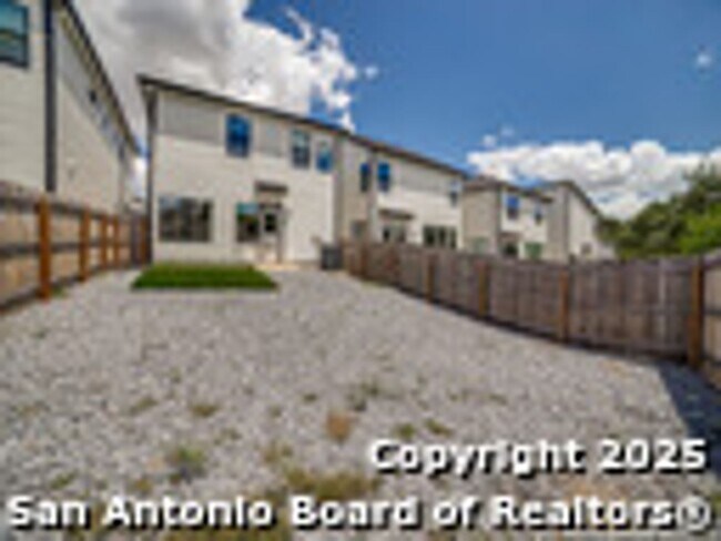 Foto del edificio - 16011 Babcock Rd