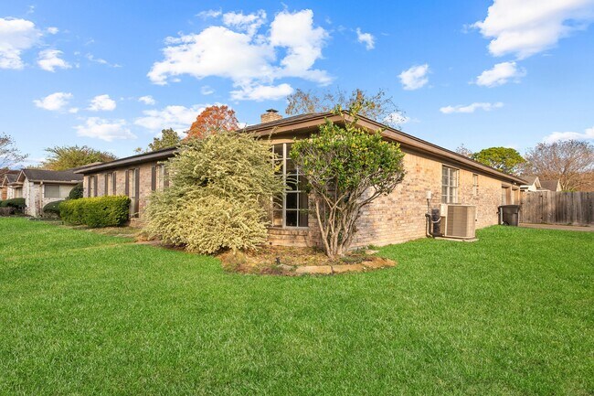 Building Photo - 9302 Claridge Dr