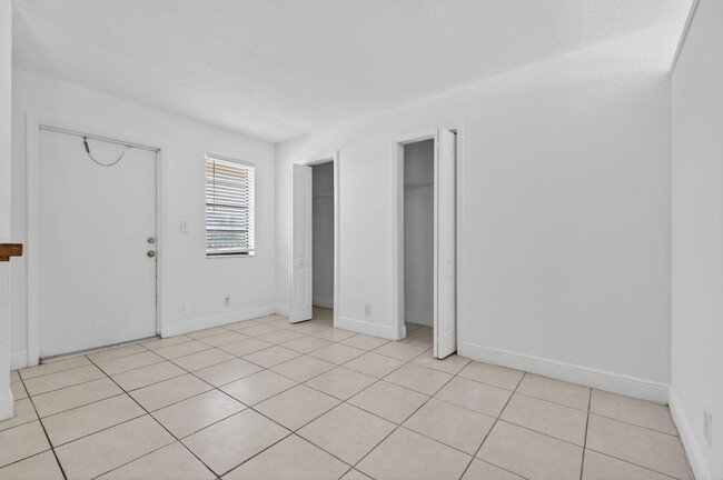 Building Photo - 4081 N Dixie Hwy