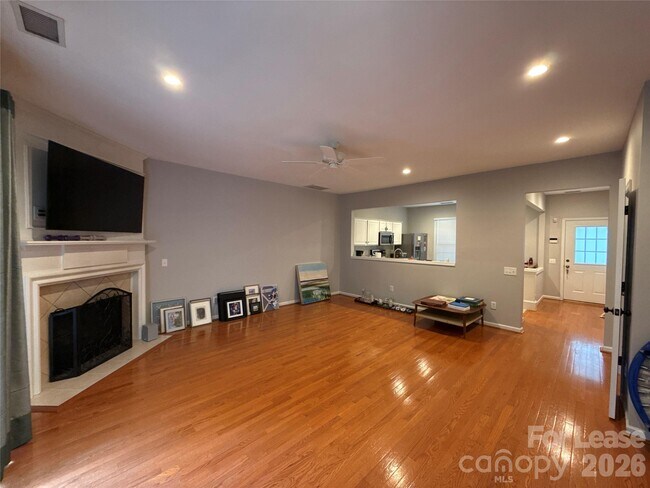 Foto del edificio - 6941 Rothchild Dr