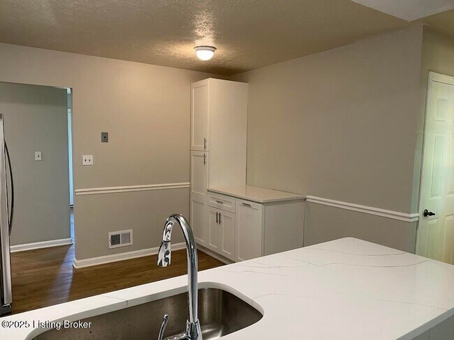 Foto del edificio - 3010 Arjay Ln