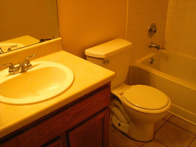 Foto del edificio - Modern 2 Bedroom, 1 Bath Duplex with 1-Car...