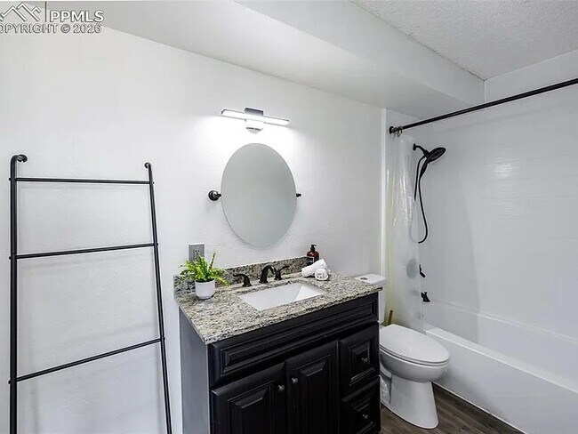 Foto del edificio - 411 Lakewood Cir