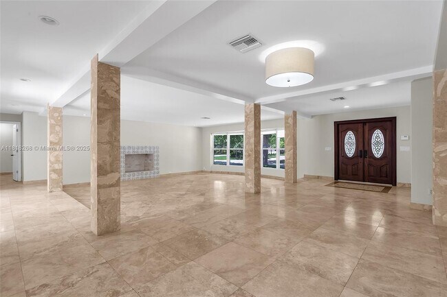 Building Photo - 9 Gatehouse Rd
