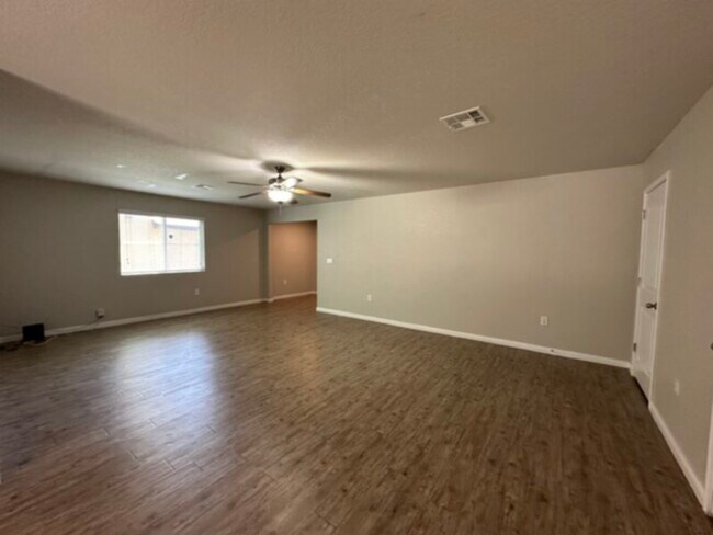 Building Photo - 3BR 2 FB 1HB