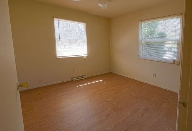 Building Photo - GOODYEAR HEIGHTS - 2BR Duplex with Basemen...