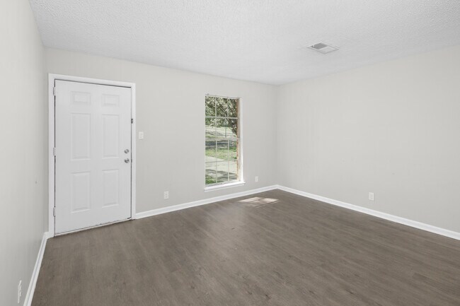 Building Photo - 2622 Thornhill Rd NW
