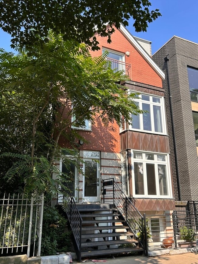 Building Photo - 2506 N Greenview Ave