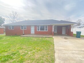 Building Photo - 404 Vosswood Dr