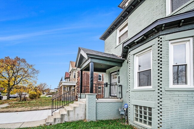 Building Photo - Lower Unit - Newly Constructed - 2 bed/2 b...