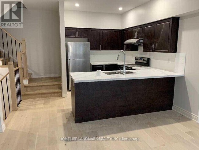 Photo du bâtiment - 8-18 Eaton Park Ln