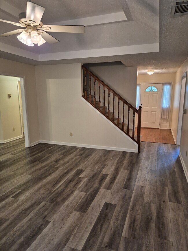 Building Photo - 153 Valleydale Dr