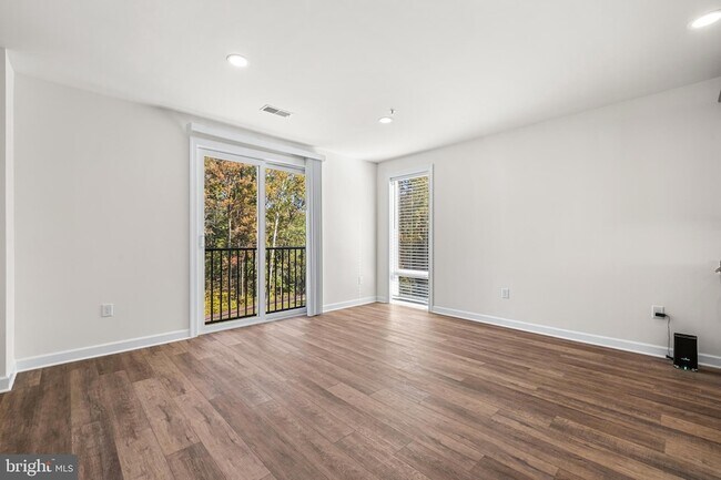 Foto del edificio - 900 Gilbert Rd