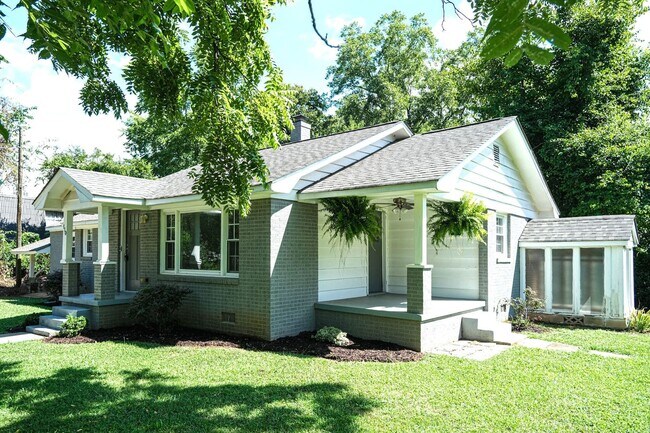 Foto del edificio - Charming 3/2.5 House with Lawn Care included!