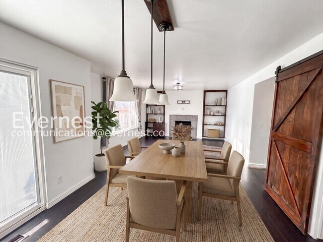 Foto del edificio - 4 Bed, 3.5 Bath Home with Fenced Yard & Garage / Available Soon!