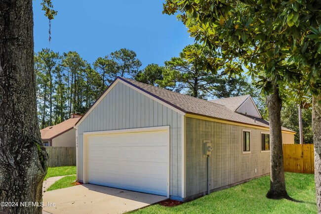 Building Photo - 8240 Chimney Oak Dr