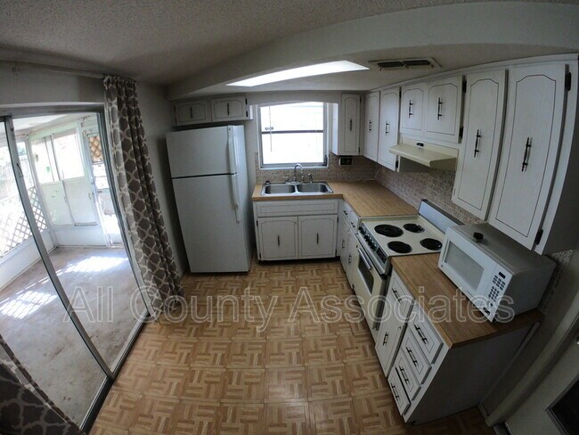 Building Photo - 9100 Lunar Ln