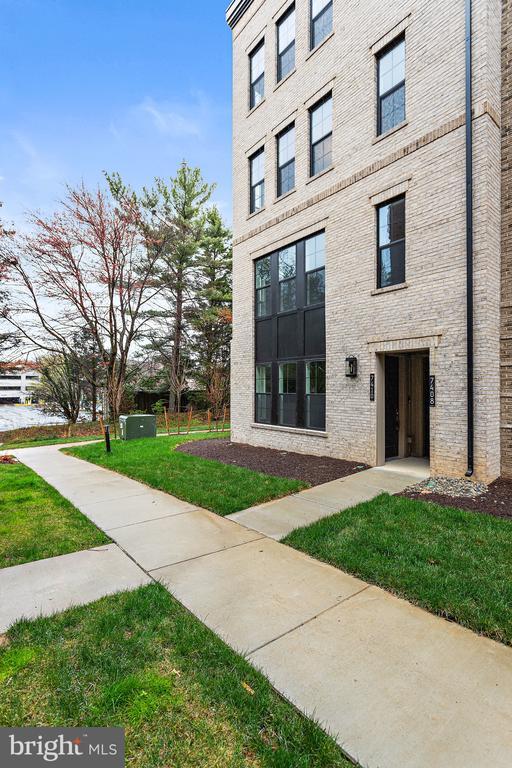 Foto del edificio - 7410 Backett Wood Ter