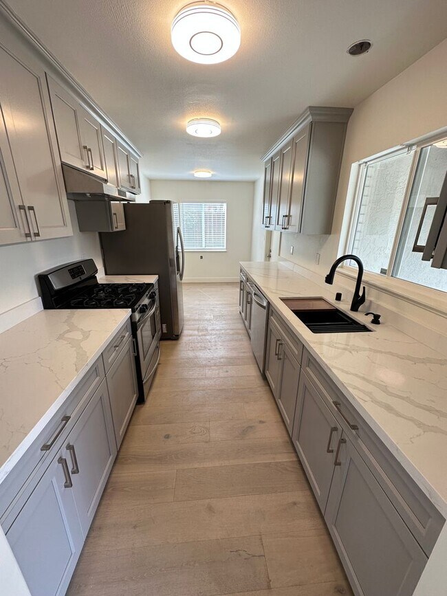 Building Photo - 4 Bed 2 Bath Single Family Home In Walnut Creek (Remodeled)
