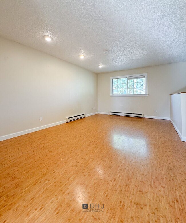 Building Photo - 3 Bedroom/ 1.5 Bath Townhouse for rent!