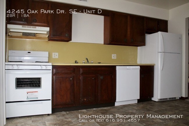 Building Photo - 4245 Oak Park Dr SE
