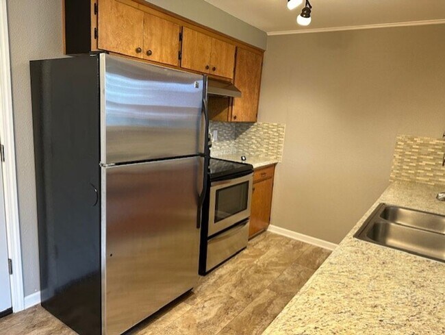 Building Photo - Very Nice Remodeled and Duplex Unit With 3...