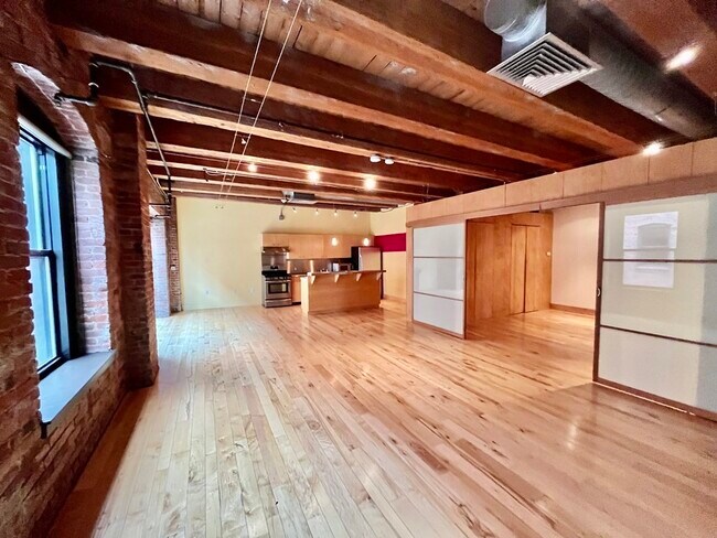Building Photo - 21 Wormwood St