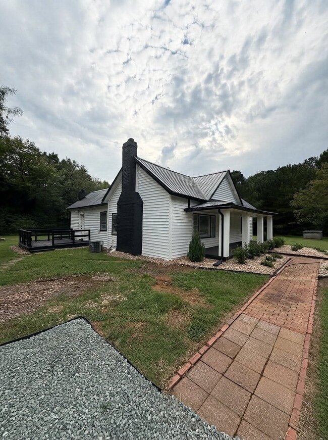 Foto del edificio - 393 Russell Chapel Church Rd