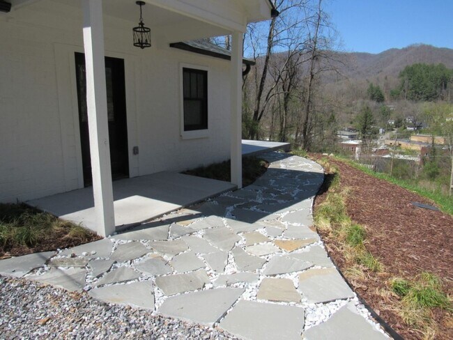 Foto del edificio - $1,800 - 2 Bed/2Bath Newly Renovated Unfur...