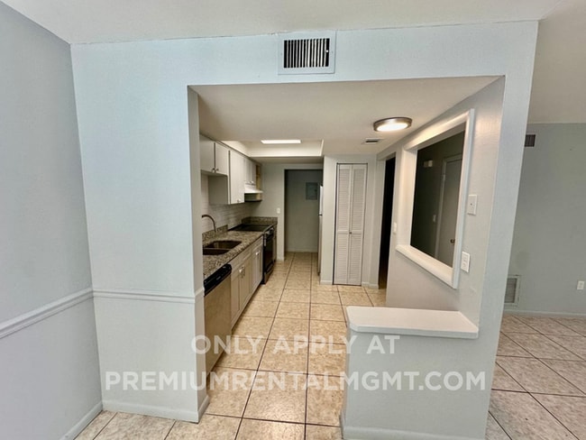 Building Photo - Spacious 2 bedroom on the first level