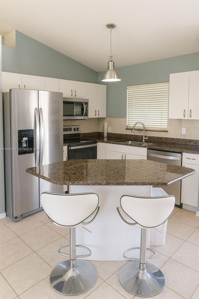 Building Photo - 118 NE 9th Ct