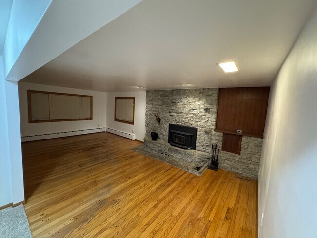 Foto del edificio - Charming 4-Bedroom Rambler for Rent – $2,100/month