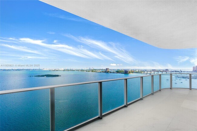 Foto del edificio - 700 NE 24th St