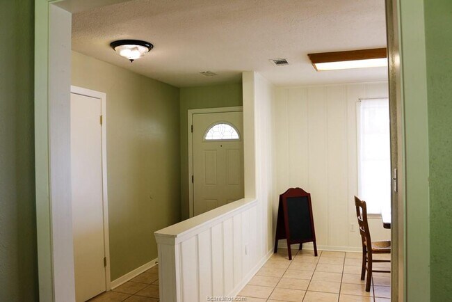 Foto del edificio - AUGUST PRE-LEASE!! 4 bed, 3 bath house on HUGE lot walking distance to Texas A&M!