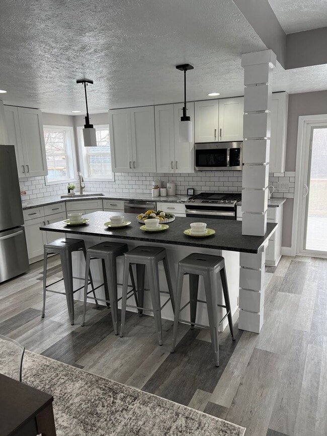 Building Photo - Gorgeous 4 bed, 2.5 bath stunner in Lakewood!