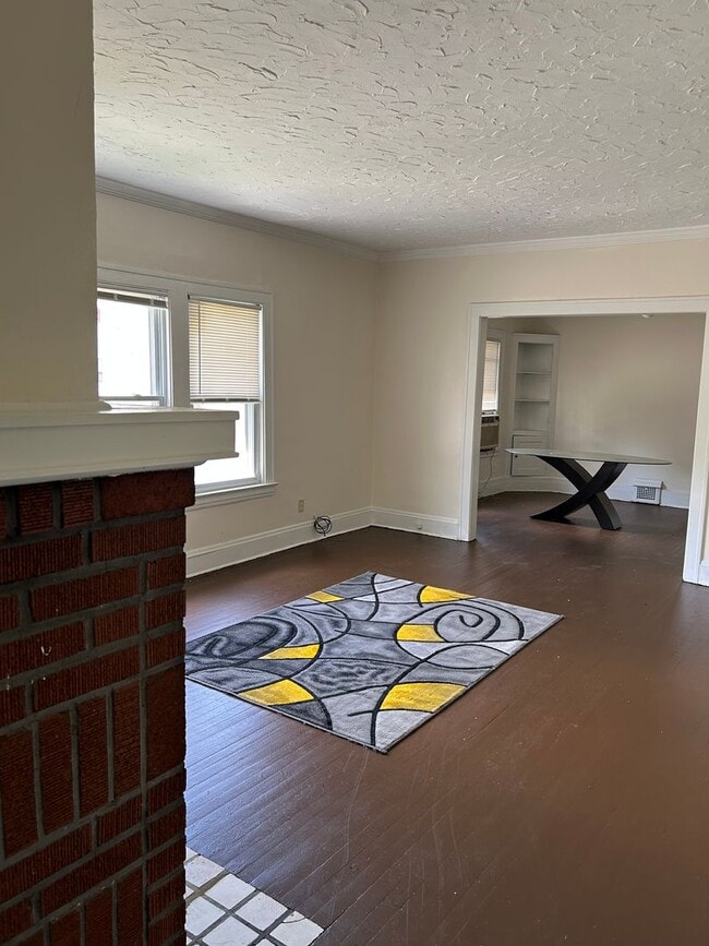 Foto del edificio - Spacious 3-Bedroom, 2-Bath First Floor  Ap...