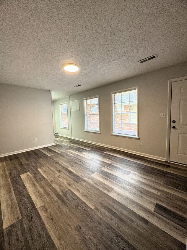 Foto del edificio - 208 Cloverleaf Dr