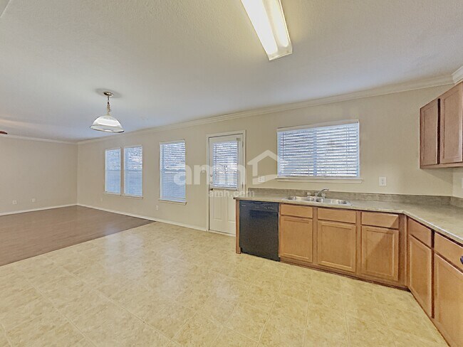 Building Photo - 5839 Sherbrooke Oak